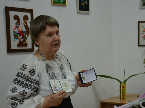 У Броварах місцева письменниця та вчителька отримала відзнаку почесної громадянки