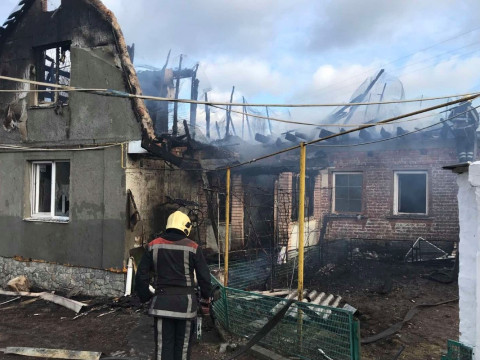 На Білоцерківщині п'ять годин намагалися загасити палаючий цех