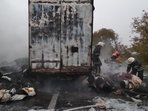 У Ставищенському районі прямо на дорозі загорілося вантажне авто