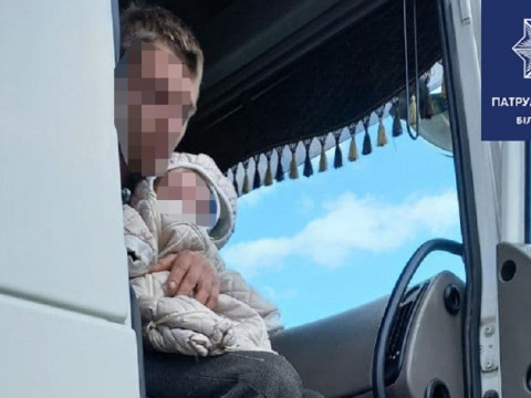 Патрульні Білоцерківщини забрали у п’яного чоловіка немовля