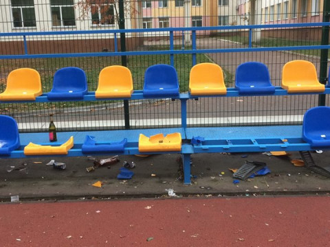 У Бучі вандали розтрощили трибуни шкільного стадіону (ФОТО)