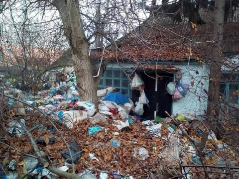 Жителі Баришівки скаржаться на будинок-сміттєзвалище (ФОТО)