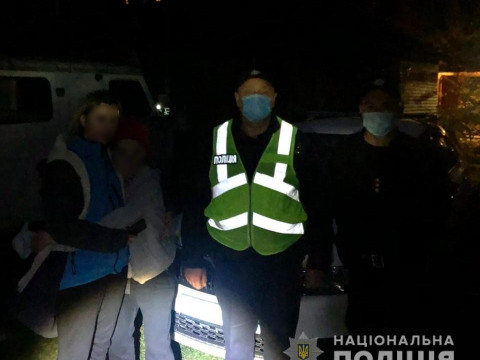 Загубилася в лісі: поліція Київщини розшукала 16-річну дівчину (ФОТО)