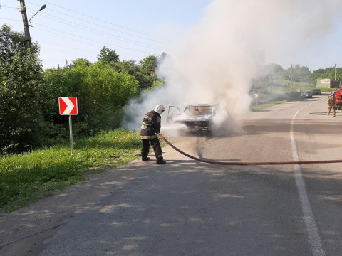 У Сквирському районі посеред дороги вщент згорів автомобіль