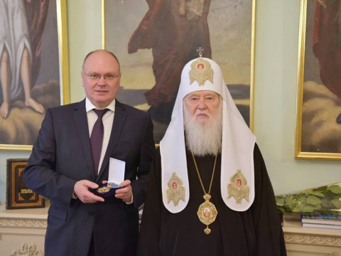 Екс-губернатор Київщини Володимир Шандра отримав орден від Патріарха Філарета (ФОТО)