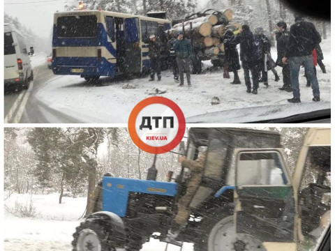Під Києвом маршрутка з людьми врізалася у трактор 