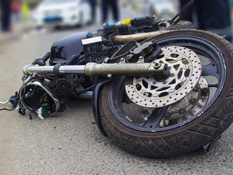 Біля Київського водосховища мотоцикл протаранив автомобіль (ВІДЕО)