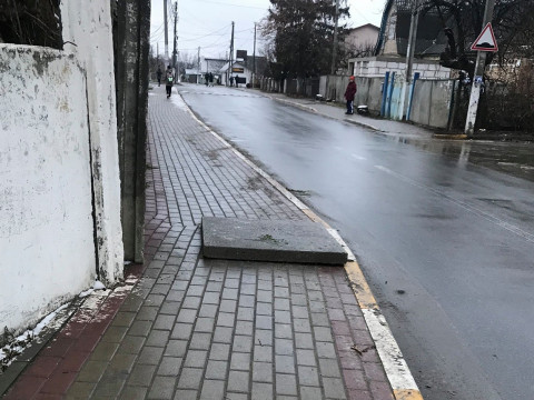У Гостомелі жителі "дякують" комунальникам за оригінальний ремонт тротуару