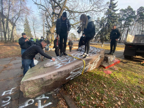 У Калинівці активісти знесли пам'ятник НКВС (ФОТО)