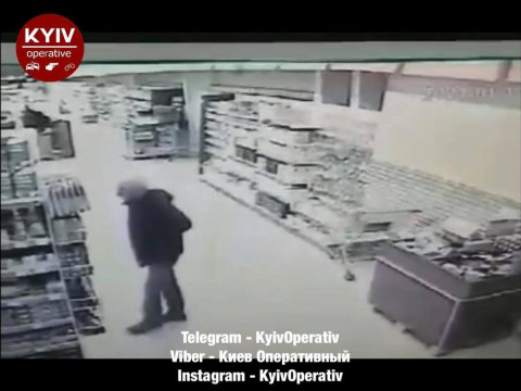 В одному із супермаркетів Борисполя чоловік увігнав собі ніж у груди