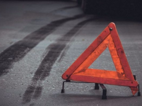 Чергова ДТП на Гостомельській трасі: повалили дорожній знак (ФОТО)
