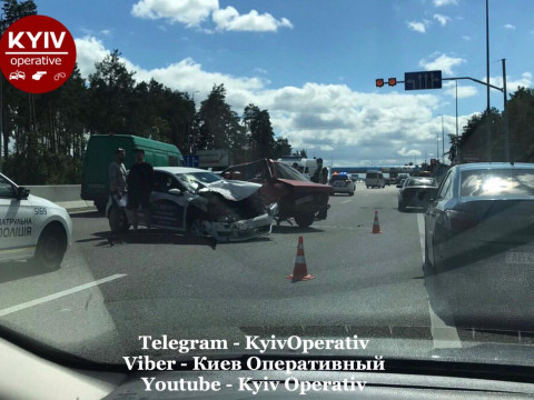 Масштабна ДТП під Києвом: зіткнулися 6 автомобілів