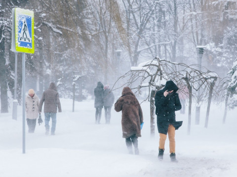 На Київщині правоохоронці через снігопад закликають утриматися від поїздок