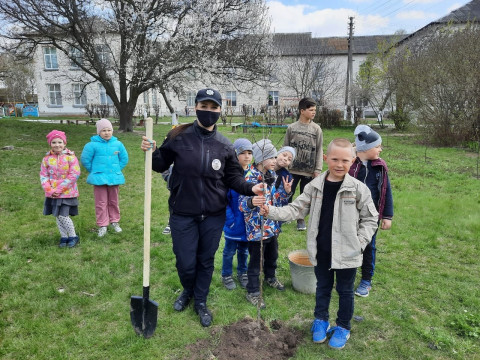 На Броварщині правоохоронці допомагали дітям садити дерева (ФОТО)