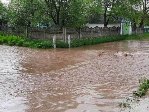 На Макарівщині усім селом боролися з наслідками стихії