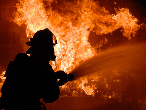 Пожежа на Бориспільщині: вогонь спалахнув на території виправної колонії (ФОТО, ВІДЕО)