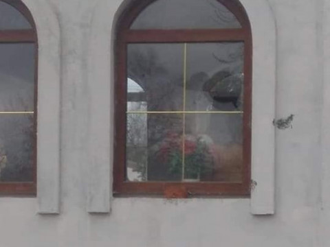 У Фастівському районі вандали обкидали камінням церкву  (ФОТО)