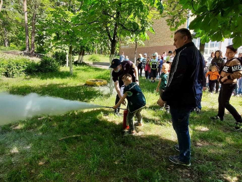 Ірпінські рятувальники вчили дітей гасити пожежі