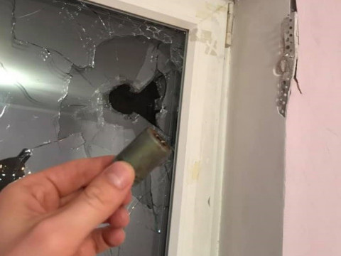 У Вишневому невідомий снаряд пробив вікно квартири та травмував жінку (ФОТО)