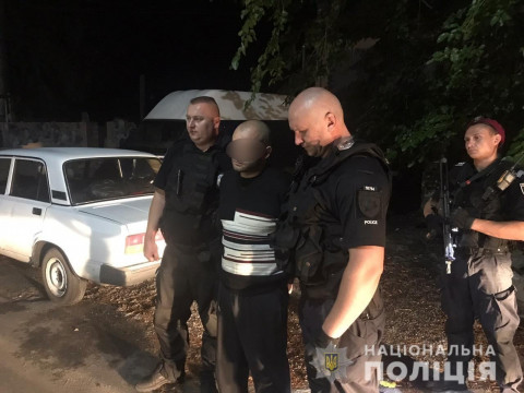 На Київщині затримали озброєного правопорушника, який наніс тілесні ушкодження іноземцю