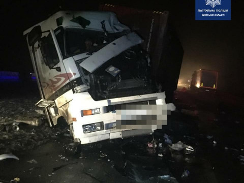 Автотроща на Білоцерківщині: водій вантажівки загинув на місці події (ФОТО)