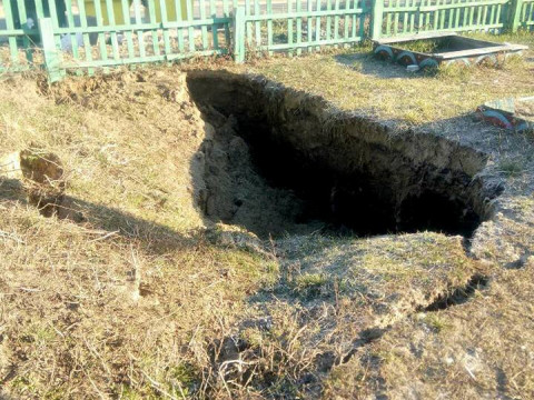 У Гостомелі утворилося провалля біля дитячого майданчика (ФОТО) 
