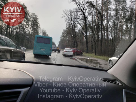 Під столицею аварія на Варшавській трасі спричинила величезний затор (ФОТО)