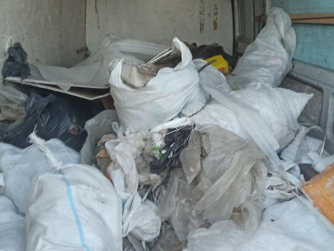 У Борисполі чоловік посеред дороги залишив купу сміття (ФОТО)