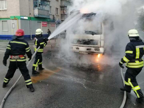 У Броварах посеред міста вогонь охопив вантажівку (ФОТО)