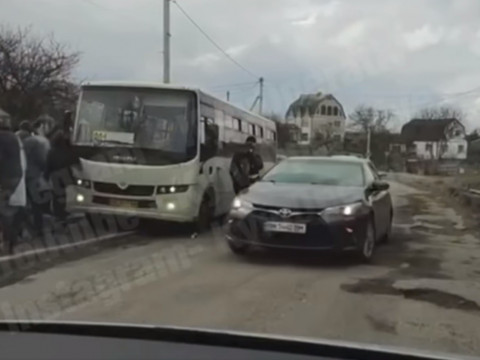 У Тарасівці маршрутка застрягла в ямі посеред дороги