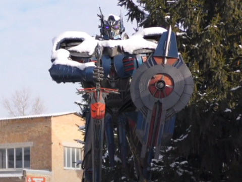 У Борисполі ветеран АТО зайнявся творчістю: у арсеналі його скульптур є навіть трансформери (ВІДЕО)