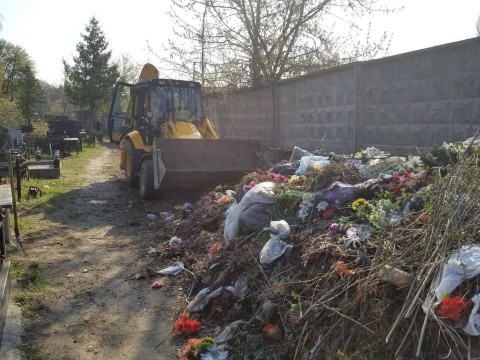 У Коцюбинському з кладовища вивезли чотири фури із сміттям  