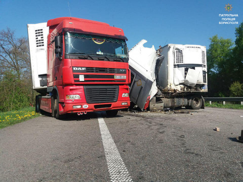  На Київщині відбулася жахлива ДТП за участю двох вантажівок (ФОТО)