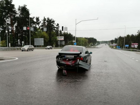 Під Києвом через порушення правил дорожнього руху зіткнулося два автомобілі (ФОТО)