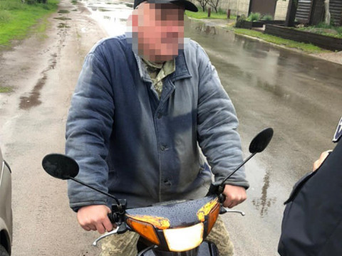 У Борисполі п’яний водій мопеду без шолому катався по місту 