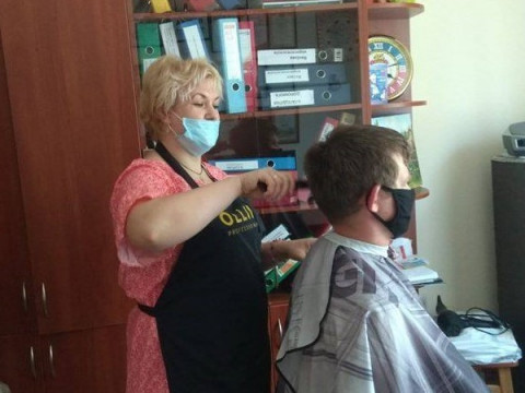 У Вишгороді малозабезпечені люди можуть безкоштовно отримати послуги перукаря