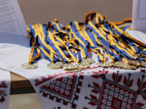 Стало відомо, скільки випускників у Макарівській ОТГ отримали золоті медалі