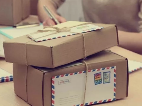 На Київщині експрацівник пошти хотів безоплатно забрати посилку на суму понад 40 тис грн 