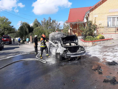 На Васильківщині посеред дороги загорівся автомобіль (ФОТО)