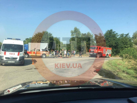 На Київщині арматура вилетіла з вантажівки і проткнула легковик: постраждала жінка