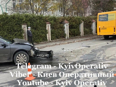 Не поділили перехрестя: на Київщині зіткнулися легковик та маршрутка (ФОТО)