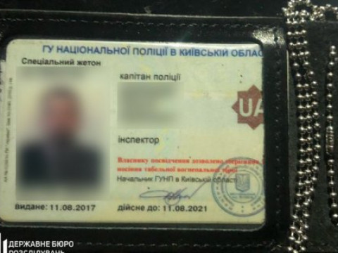  Працівник поліції Київщини вимагав 3 тис доларів за повернення вилученого автомобіля 