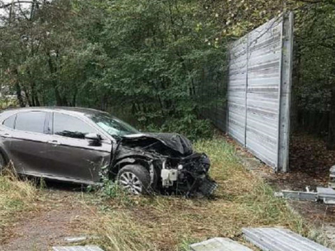 Жінка на Toyota Camry врізалася у паркан державної резиденції у Конча-Заспі