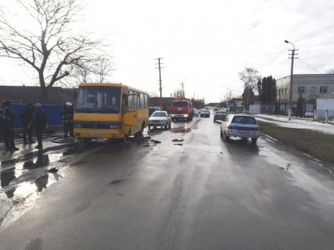 На Білоцерківщині прямо на вулиці ледь не згорів автобус (ФОТО)