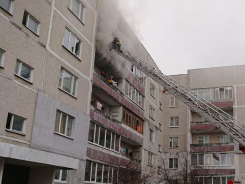 У Славутичі пожежники врятували з полум’я жінку з немовлям (ВІДЕО)