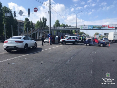 В селищі Чабани зіткнулося три автомобілі: рух на Одеській трасі ускладнено 