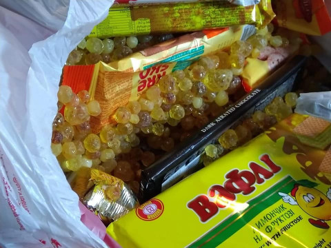 У "Борисполі" чоловік ховав контрабанду бурштину в пакеті із солодощами (ФОТО) 