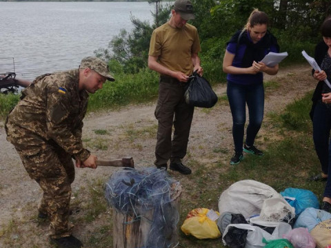 У Вишгородському районі працівники рибоохоронного патруля знищили два кілометри браконьєрських сіток