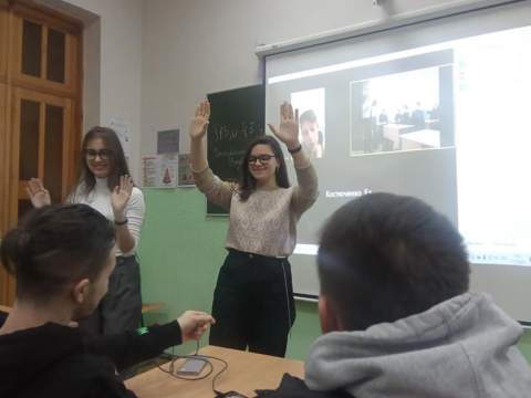 Ірпінські ліцеїстки записали жестовою мовою вірші Ліни Костенко