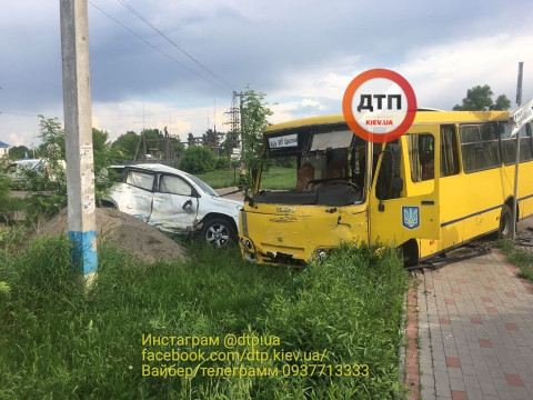 На Бориспільщині відбулася масштабна ДТП за участю маршрутки: є потерпілі (ФОТО)